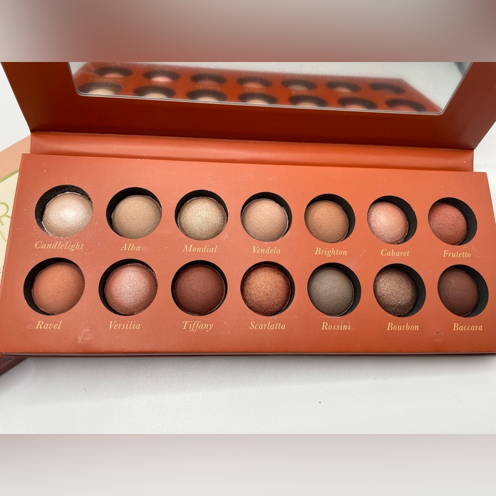 Baked Eyeshadow Palette
Romance in Rose: 14 colors